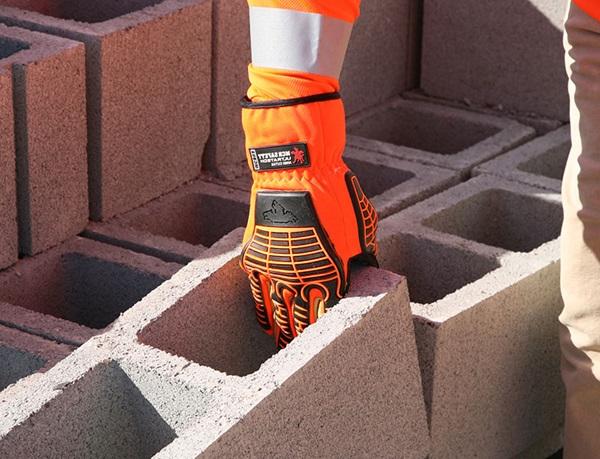 newbb电子平台 Safety Hi-Vis Glove Picking up Concrete block